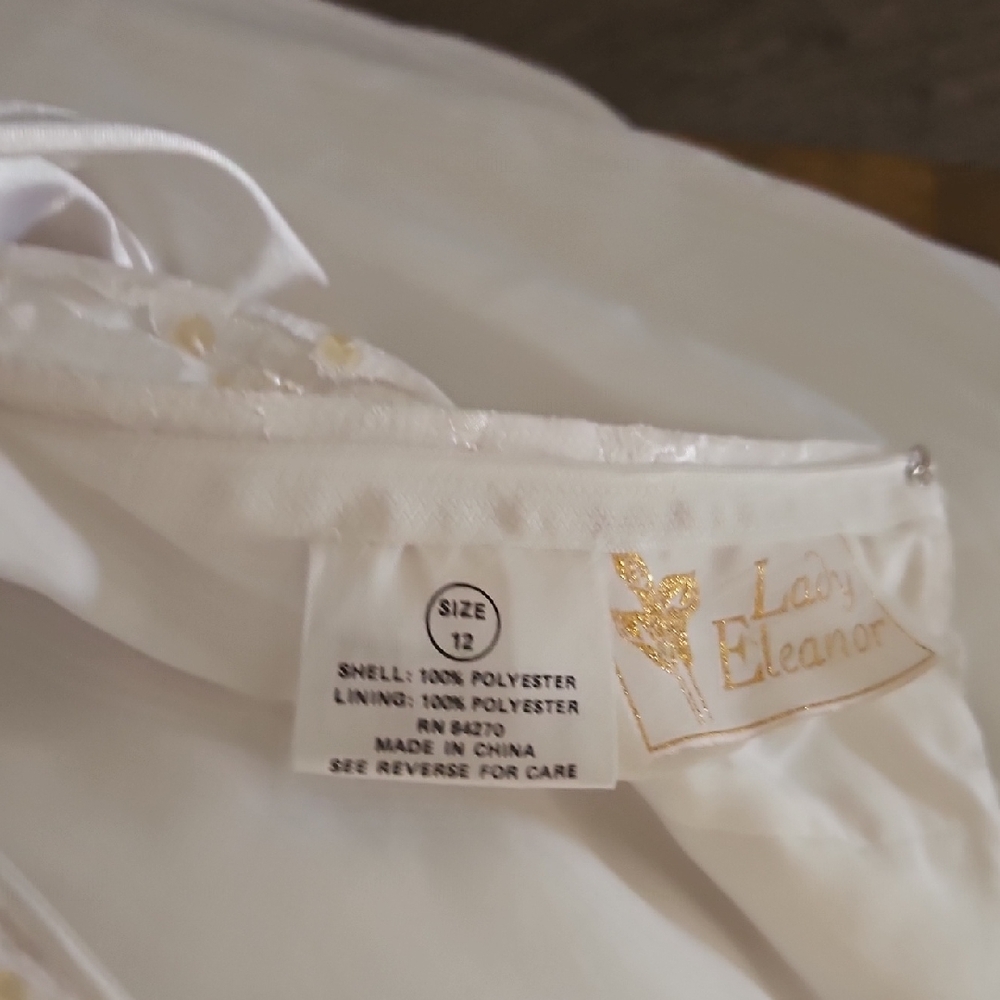 Chic White Wedding Dress with Timeless Elegance